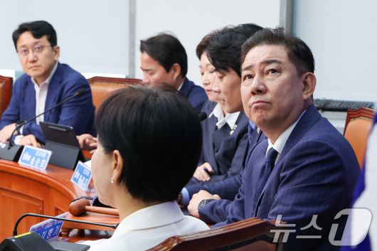 김병기 더불어민주당 대표 직무대행 겸 원내대표가 23일 오전 서울 여의도 국회에서 열린 최고위원회의에 참석해 한준호 최고위원 발언을 들으며 김민석 국무총리 후보자 경조사 현황 화면을 보고 있다. 2025.6.23/뉴스1 ⓒ News1 안은나 기자