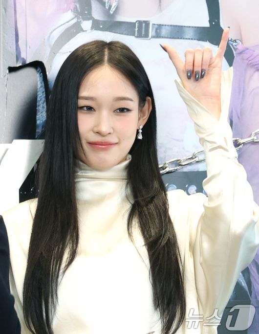 혼성 5인 그룹 올데이프로젝트(ALLDAY PROJECT) 애니가 23일 서울 강남구 일상비일상의틈byU+에서 열린 데뷔 싱글 '페이머스'(FAMOUS) 발매 기념 팝업 스토어 포토콜 행사에 참석해 포즈를 취하고 있다. ⓒ News1 권현진 기자