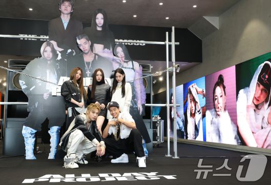 혼성 5인 그룹 올데이프로젝트(ALLDAY PROJECT)가 23일 서울 강남구 일상비일상의틈byU+에서 열린 데뷔 싱글 '페이머스'(FAMOUS) 발매 기념 팝업 스토어 포토콜 행사에서 포즈를 취하고 있다. ⓒ News1 권현진 기자