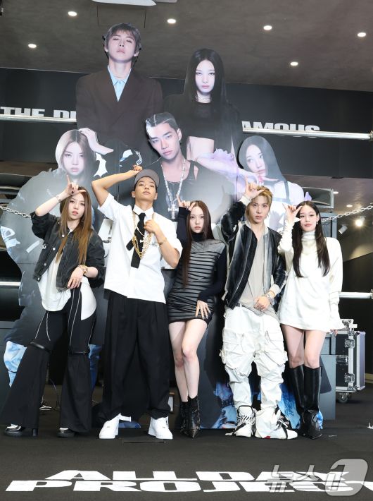 혼성 5인 그룹 올데이프로젝트(ALLDAY PROJECT) 베일리(왼쪽부터)와 타잔, 영서, 우찬, 애니가 23일 서울 강남구 일상비일상의틈byU+에서 열린 데뷔 싱글 '페이머스'(FAMOUS) 발매 기념 팝업 스토어 포토콜 행사에서 포즈를 취하고 있다.  ⓒ News1 권현진 기자