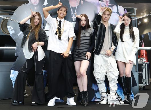 혼성 5인 그룹 올데이프로젝트(ALLDAY PROJECT) 베일리(왼쪽부터)와 타잔, 영서, 우찬, 애니가 23일 서울 강남구 일상비일상의틈byU+에서 열린 데뷔 싱글 '페이머스'(FAMOUS) 발매 기념 팝업 스토어 포토콜 행사에서 포즈를 취하고 있다. ⓒ News1 권현진 기자