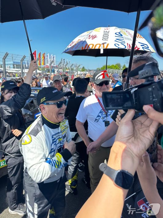 19~22일(현지시간) 독일  라인란트팔츠주 뉘르부르크의 뉘르부르크링 서킷에서 열린 '뉘르부르크링 24시 내구레이스'가 열렸다. 사진은 21일 레이스 출발을 앞두고 열린 그리드 워크에서의 도요다 아키오 도요타자동차그룹 회장의 모습. 아키오 회장은 이번 뉘르 24시에 6년 만에 토요타 가주 레이싱 마스터 드라이버 '모리조'로 다시 참가했다. ⓒ 뉴스1 이동희 기자