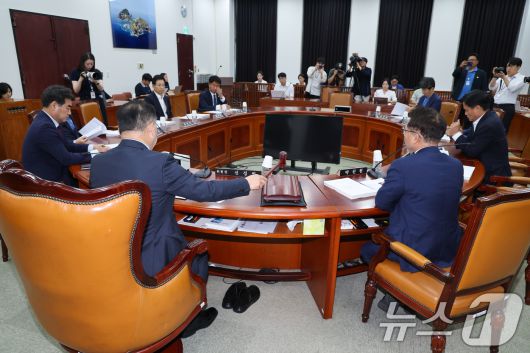 신성범 국회 정보위원회 위원장이 23일 오후 서울 여의도 국회에서 열린 제426회국회(임시회) 제3차 전체회의에서 이종석 국가정보원장 후보자 인사청문경과보고서 채택의 건 논의를 위해 의사봉을 두드리고 있다. 2025.6.23/뉴스1 ⓒ News1 안은나 기자