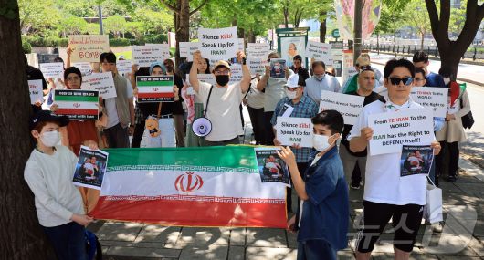 22일 체한 이란인 모임 참석들이 서울 종로구 SK 서린빌딩 앞에서 이란‧이스라엘 즉각 휴전을 촉구하는 집회를 하고 있다. 2025.6.22/뉴스1 ⓒ News1 김진환 기자