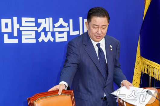 김병기 더불어민주당 대표 직무대행 겸 원내대표가 23일 오전 서울 여의도 국회에서 열린 최고위원회의에 입장하고 있다. 2025.6.23/뉴스1 ⓒ News1 안은나 기자