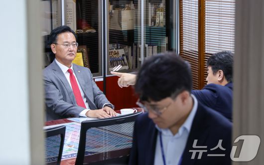 국민의힘 유상범(왼쪽), 더불어민주당 문진석 원내수석부대표가 23일 오후 서울 여의도 국회의원회관 문 의원실에서 본회의 일정 조정과 상임위원장 배분 협상 관련 회동하고 있다. 2025.6.23/뉴스1 ⓒ News1 안은나 기자