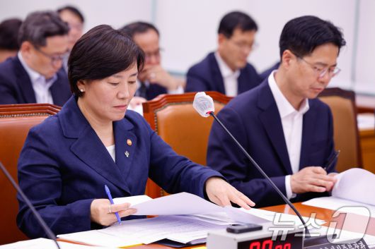 송미령 농림축산식품부 장관이 23일 오후 서울 여의도 국회에서 열린 농림축산식품해양수산위원회 제426회국회(임시회) 제1차 전체회의에 출석하고 있다. 2025.6.23/뉴스1 ⓒ News1 안은나 기자