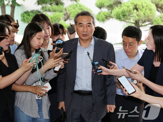 윤석열 전 대통령의 부인 김건희 여사 의혹 관련 사건 수사를 맡은 민중기 특별검사가 24일 오전 서울 서초구 사무실로 들어서며 취재진 질문에 답하고 있다. 2025.6.24/뉴스1 ⓒ News1 황기선 기자