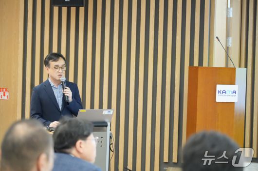 김준기 한국자동차모빌리티산업협회(KAMA) 상무가 24일 서울 서초구 자동차회관에서 열린 자동차모빌리티산업연합회(KAIA) 포럼에서 미래 자동차 기술 분야에서 세액 공제를 확대할 필요성을 역설하고 있다(KAMA 제공). 2025.06.24.