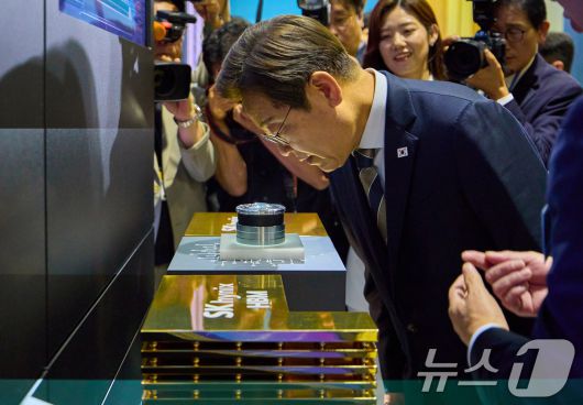 이재명 대통령이 20일 울산 울주군 울산전시컨벤션센터에서 열린 인공지능(AI) 글로벌 협력 기업 간담회 뒤 AI 제품·서비스 시연을 참관하고 있다. (대통령실 제공. 재판매 및 DB 금지) 2025.6.20/뉴스1 ⓒ News1 박지혜 기자