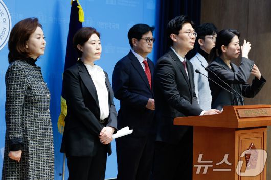 국회 교육위원회 소속 국민의힘 김민전(왼쪽부터), 서지영 의원, 조정훈 간사와 과학기술정보방송통신위원회 소속 김장겸, 박충권 의원이 27일 서울 여의도 국회 소통관에서 신동호 신임 교육방송(EBS) 사장 임명 관련 민주당을 향해 정치 공세를 멈추라며 기자회견을 하고 있다. 2025.3.27/뉴스1 ⓒ News1 안은나 기자