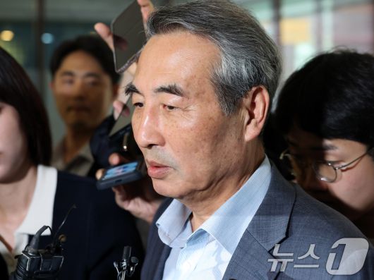 윤석열 전 대통령의 부인 김건희 여사 의혹 관련 사건 수사를 맡은 민중기 특별검사가 24일 오전 서울 서초구 사무실로 들어서며 취재진 질문에 답하고 있다. 2025.6.24/뉴스1 ⓒ News1 황기선 기자