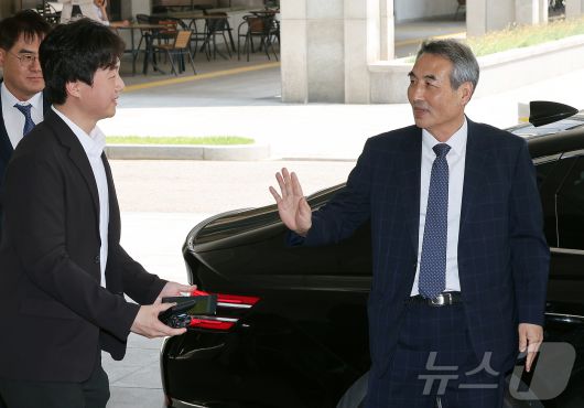 윤석열 전 대통령의 부인 김건희 여사 의혹 관련 사건을 맡은 민중기 특별검사가 18일 오후 서울고등검찰청에서 박세현 검사장과 면담을 앞두고 취재진 질문에 손사래를 치고 있다. 2025.6.18/뉴스1 ⓒ News1 김진환 기자