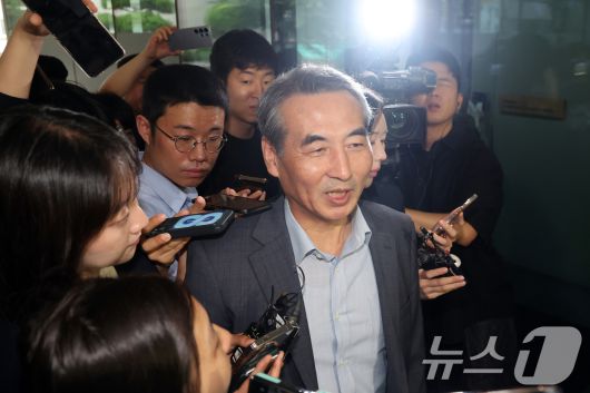 윤석열 전 대통령의 부인 김건희 여사 의혹 관련 사건 수사를 맡은 민중기 특별검사가 24일 오전 서울 서초구 사무실로 들어서며 취재진 질문에 답하고 있다. 2025.6.24/뉴스1 ⓒ News1 황기선 기자