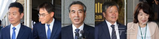 윤석열 전 대통령의 부인 김건희 여사 의혹 관련 사건을 맡은 민중기 특검팀이 18일 오후 서울중앙지방검찰청에서 박승환 검사장 직무대리와의 면담을 마친 뒤 이동하고 있다. 사진 왼쪽부터 박상진 특검보, 김형근 특검보, 민중기 특별검사, 문홍주 특검보, 오정희 특검보. 2025.6.18/뉴스1 ⓒ News1 김진환 기자