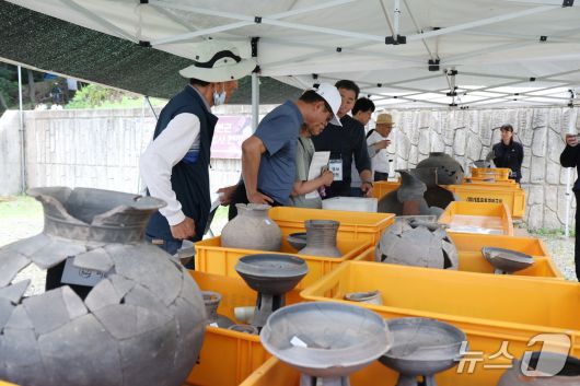 10일 오전 대구 북구 구암동 고분군 일대에서 발견된 유물을 시민들이 살펴보고 있다.(대구 북구 제공.재판매 및 DB 금지)