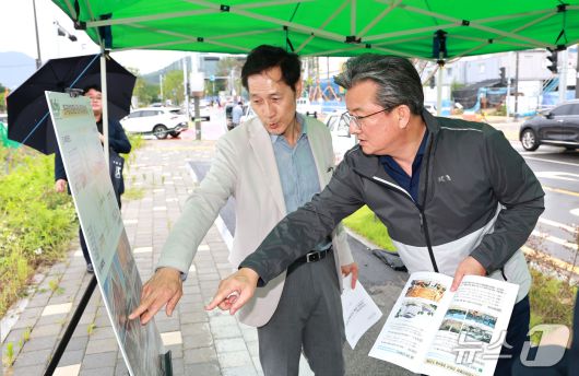 정용래 유성구청장이 한국임업진흥원 신청사 건립지를 점검하고 있다.(유성구 제공. 재판매 및 DB 금지)/뉴스1