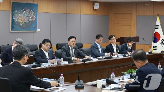 김병환 금융위원회 위원장이 23일 서울 종로구 정부서울청사에서 금융감독원, 한국거래소 등 유관기관과 함께 개최한 '유관기관 증시상황 긴급 점검회의'에서 미국의 이란 군사개입에 대한 해외 시각과 국내 증시의 외국인·기관투자자 등 수급 상황을 긴급 점검하고 향후 대응방향을 논의하고 있다. (금융감독위원회 제공. 재판매 및 DB 금지) 2025.6.23/뉴스1