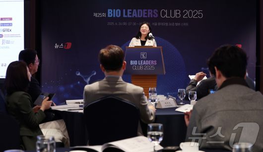 표준희 한국제약바이오협회 AI신약융합연구원 부원장이 24일 오전 서울 중구 소공동 롯데호텔에서 열린 '제25회 바이오리더스클럽'에서 'AI신약개발의 현재와 미래'를 주제로 기조발표를 하고 있다. 2025.6.24/뉴스1 ⓒ News1 김성진 기자