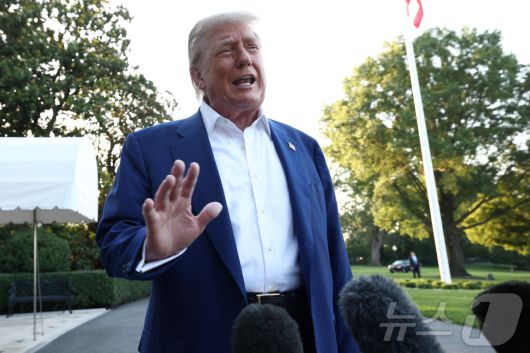 도널드 트럼프 미국 대통령이 24일(현지시간) 워싱턴 백악관에서 네덜란드 헤이그에서 열리는 북대서양조약기구 정상회의에 참석하기 위해 대통령 전용헬기 '마린원'에 탑승하기 전 기자회견을 하고 있다. 2025.6.24 ⓒ 로이터=뉴스1 ⓒ News1 김경민 기자