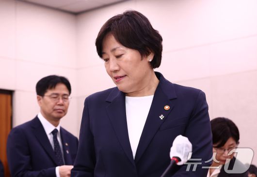 송미령 농림축산식품부 장관이 25일 오후 서울 여의도 국회에서 열린 농림축산식품해양수산위원회 전체회의에 출석하고 있다. 2025.6.25/뉴스1 ⓒ News1 김민지 기자