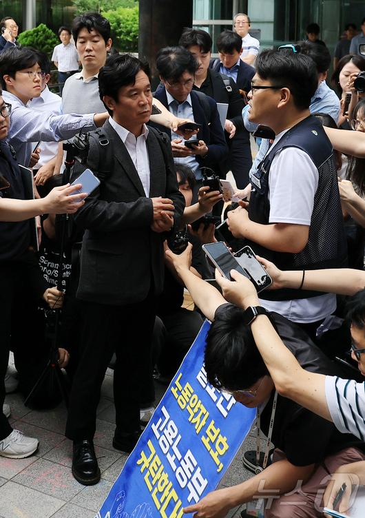 철도 기관사 출신 김영훈 고용노동부 장관 후보자가 24일 오후 서울 중구 서울지방고용노동청 앞에서 집회 중이던 민주노총 금속노조 주얼리분회 조합원과 대화하고 있다. 2025.6.24/뉴스1 ⓒ News1 김진환 기자