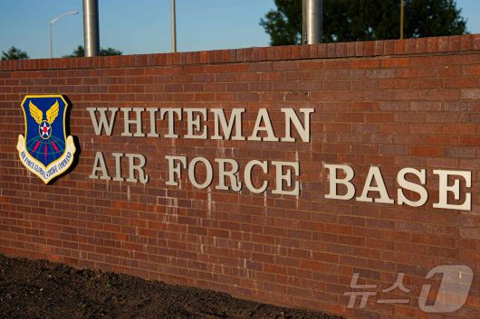 23일 촬영된 미국 미주리주 화이트먼 공군기지 입구. 미국의 B-2 스텔스 폭격기는 지난 21일 이란 핵 시설을 공습하고 이곳으로 다시 복귀했다. 2025.6.23 ⓒ AFP=뉴스1 ⓒ News1 강민경 기자
