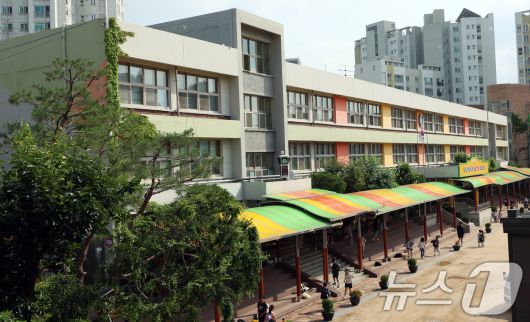 학기 초 건물 안전 등급 문제로 개학이 연기된 서울 서대문구 북성초. /뉴스1 ⓒ News1 김명섭 기자