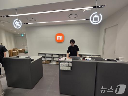 샤오미 스토어의 AS 접수대(왼쪽) 2025.06.25/뉴스1ⓒNews1 김정현 기자