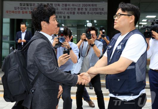 철도 기관사 출신 김영훈 고용노동부 장관 후보자가 24일 오후 서울 중구 서울지방고용노동청 앞에서 집회 중이던 민주노총 금속노조 주얼리분회 조합원과 대화하고 있다. 2025.6.24/뉴스1 ⓒ News1 김진환 기자