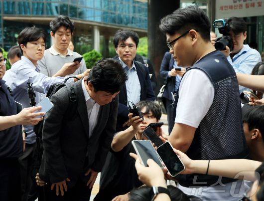 철도 기관사 출신 김영훈 고용노동부 장관 후보자가 24일 오후 서울 중구 서울지방고용노동청 앞에서 집회 중이던 민주노총 금속노조 주얼리분회 조합원에게 고개 숙여 인사하고 있다. 2025.6.24/뉴스1 ⓒ News1 김진환 기자