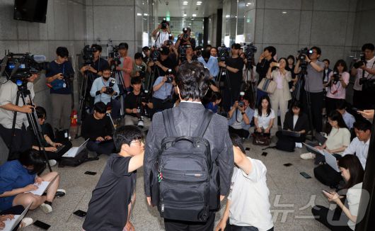 철도 기관사 출신 김영훈 고용노동부 장관 후보자가 24일 오후 서울 중구 서울지방고용노동청 인사청문회 준비 사무실로 출근하며 취재진 질문에 답하고 있다. 2025.6.24/뉴스1 ⓒ News1 김진환 기자