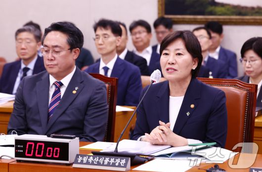 송미령 농림축산식품부 장관이 25일 오후 서울 여의도 국회에서 열린 농림축산식품해양수산위원회 전체회의에 출석, 자료를 살피고 있다. 왼쪽은 강도형 해양수산부 장관. 2025.6.25/뉴스1 ⓒ News1 김민지 기자