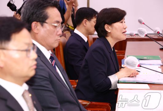 송미령 농림축산식품부 장관이 25일 오후 서울 여의도 국회에서 열린 농림축산식품해양수산위원회 전체회의에서 의원 질의에 답변하고 있다. 2025.6.25/뉴스1 ⓒ News1 김민지 기자