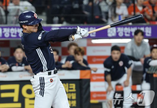 13일 대전 한화생명볼파크에서 열린 '2025 신한 SOL 뱅크 KBO리그' 프로야구 한화 이글스와 두산 베어스 경기에서 11회초 두산 임종성이 타격을 하고 있다. 2025.5.13/뉴스1 ⓒ News1 김기태 기자
