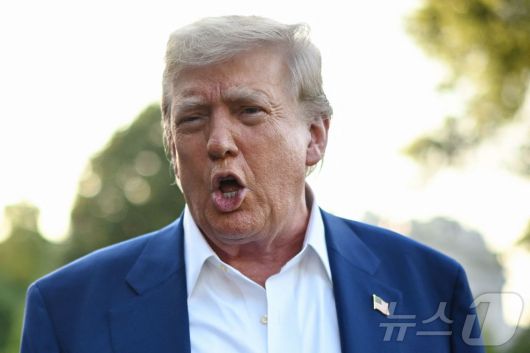 도널드 트럼프 미국 대통령이 24일(현지시간) 워싱턴DC 백악관 남쪽 잔디밭에서 대통령 전용헬기 마린원에 탑승하기 전 기자들의 이스라엘-이란 휴전 중재에 대해 말하고 있다.  2025.06.24 ⓒ AFP=뉴스1 ⓒ News1 류정민 특파원