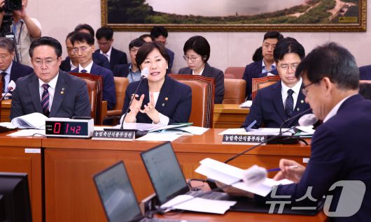 송미령 농림축산식품부 장관이 25일 오후 서울 여의도 국회에서 열린 농림축산식품해양수산위원회 전체회의에서 의원 질의에 답변하고 있다. 2025.6.25/뉴스1 ⓒ News1 김민지 기자