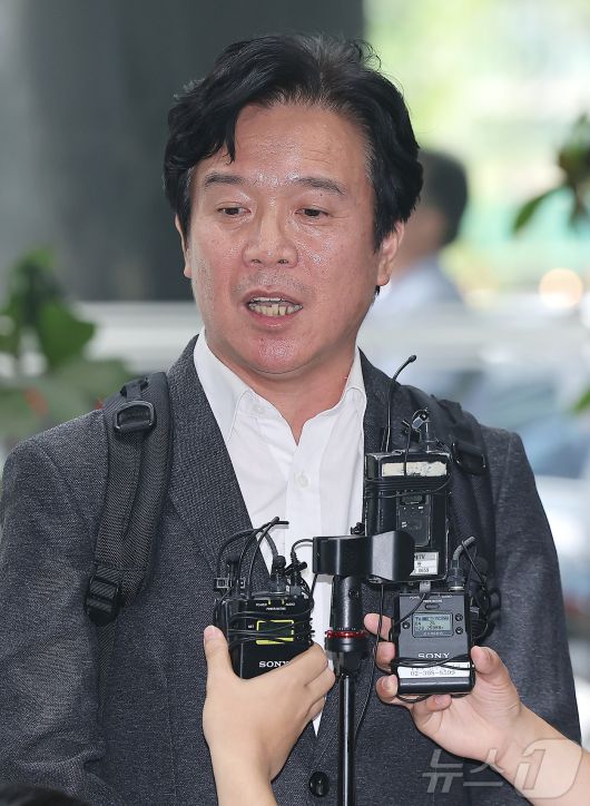 철도 기관사 출신 김영훈 고용노동부 장관 후보자가 24일 오후 서울 중구 서울지방고용노동청 인사청문회 준비 사무실로 출근하며 취재진 질문에 답하고 있다. 2025.6.24/뉴스1 ⓒ News1 김진환 기자