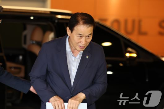 권오을 국가보훈부 장관 후보자가 25일 서울 중구 서울스퀘어에 마련된 인사청문회 사무실로 출근하고 있다. 2025.6.25/뉴스1 ⓒ News1 김도우 기자