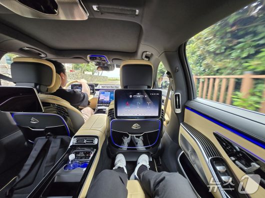 23일 제주에서 촬영한 메르세데스-벤츠 대형 세단 '마이바흐 S 680 4MATIC' 2열 실내 모습. 2025.06.23/뉴스1 김성식 기자