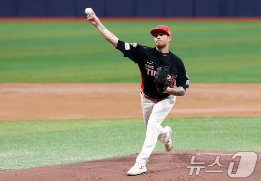 25일 오후 서울 구로구 고척스카이돔에서 열린 프로야구 '2025 신한 SOL뱅크 KBO 리그' KIA와 키움의 경기, 1회말 기아 선발투수 올러가 역투하고 있다. 2025.6.25/뉴스1 ⓒ News1 이동해 기자