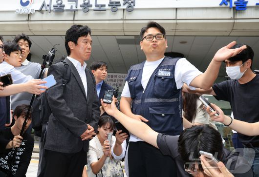 철도 기관사 출신 김영훈 고용노동부 장관 후보자가 24일 오후 서울 중구 서울지방고용노동청 앞에서 집회 중이던 민주노총 금속노조 주얼리분회 조합원과 대화하고 있다. 2025.6.24/뉴스1 ⓒ News1 김진환 기자