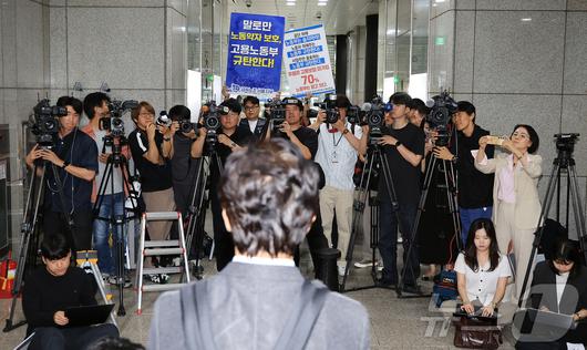 철도 기관사 출신 김영훈 고용노동부 장관 후보자가 24일 오후 인사청문회 준비 사무실이 마련된 서울 중구 서울지방고용노동청 앞에서 집회 중이던 금속노조 주얼리분회 조합원들의 대화요청을 받고 있다. 2025.6.24/뉴스1 ⓒ News1 김진환 기자