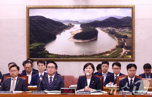 송미령 농림축산식품부 장관이 25일 오후 서울 여의도 국회에서 열린 농림축산식품해양수산위원회 전체회의에 출석해 의원 질의에 답변하고 있다. 왼쪽 두번째는 강도형 해양수산부 장관. 2025.6.25/뉴스1 ⓒ News1 김민지 기자