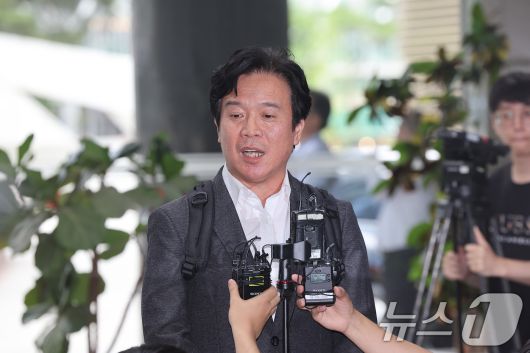 철도 기관사 출신 김영훈 고용노동부 장관 후보자가 24일 오후 서울 중구 서울지방고용노동청에 마련된 인사청문회 준비 사무실로 출근하며 취재진 질문에 답하고 있다. 2025.6.24/뉴스1 ⓒ News1 김진환 기자