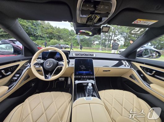 23일 제주에서 촬영한 메르세데스-벤츠 대형 세단 '마이바흐 S 680 4MATIC' 1열 실내 모습. 2025.06.23/뉴스1 김성식 기자