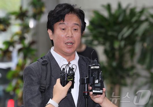 철도 기관사 출신 김영훈 고용노동부 장관 후보자가 24일 오후 서울 중구 서울지방고용노동청 인사청문회 준비 사무실로 출근하며 취재진 질문에 답하고 있다. 2025.6.24/뉴스1 ⓒ News1 김진환 기자