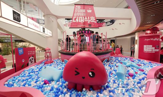 26일 경기도 고양시 일산서구 스타필드마켓 킨텍스점에서 시민들이 이벤트를 즐기고 있다. 2025.6.26/뉴스1 ⓒ News1 김성진 기자