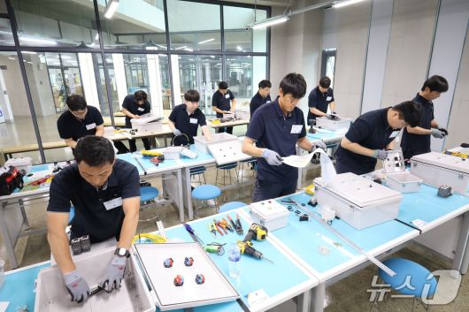 참가자들이 전기 시퀀스 분야(실기)에서 기량을 발휘하고 있다.(케이워터기술 제공. 재판매 및 DB금지)/뉴스1