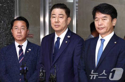 김병기 더불어민주당 대표 직무대행 겸 원내대표가 26일 서울 여의도 국회에서 우원식 국회의장과의 원 구성 관련 회동을 마치고 브리핑을 하고 있다. 오른쪽부터 문진석 원내수석부대표, 김 원내대표, 문금주 원내대변인. 2025.6.26/뉴스1 ⓒ News1 김민지 기자